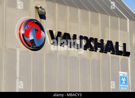 Il logo aziendale di Vauxhall sulla parete laterale di un'auto showroom Foto Stock