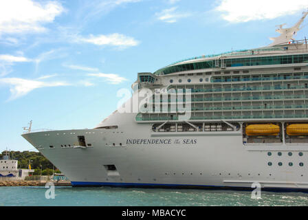 Vista orizzontale della parte anteriore della nave da crociera indipendenza dei mari Foto Stock