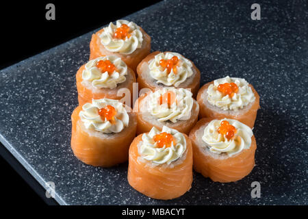 Serie di rotoli di sushi di pesce fresco salmone trota con formaggio Philad Foto Stock