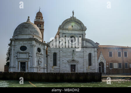 La chiesa di San Michele in un isola veneziana. Foto Stock