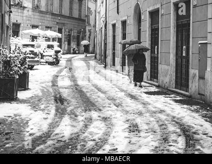 Roma, Italia, 26 febbraio 2018: donne anziane con un ombrello provare a camminare in un vicolo durante l'insolita nevicata del Febbraio 26, 2018 a Roma, Ita Foto Stock