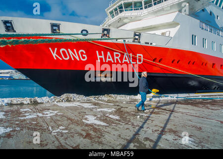 ALESUND, Norvegia - 04 Aprile 2018: Outdoor View di Hurtigruten nave costiera KONG HARALD, è un quotidiano di trasporto di passeggeri e di merci Servizi di spedizione lungo la Norvegia sulla costa tra Bergen e Kirkenes Foto Stock