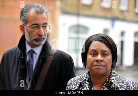 È sotto embargo per 0001 Martedì 10 Aprile Doreen Lawrence, la madre del ragazzo assassinato Stephen Lawrence, con l' avvocato leader Imran Khan che ha rivendicato il razzismo istituzionale è "prospero" del Metropolitan Police, quasi 25 anni dall'assassinio signor Lawrence. Foto Stock