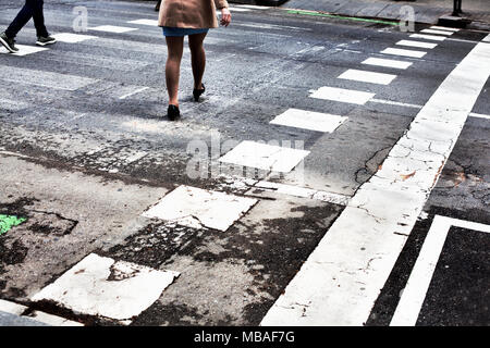 Le persone che attraversano la strada di Barcellona. Foto Stock