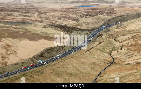 Vista aerea dell'autostrada M62 sui Pennines, REGNO UNITO Foto Stock