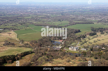 Vista aerea (da oltre 1500') del Lyme Park (Pemberley in Orgoglio e Pregiudizio) nel Cheshire, con il Manchester a distanza Foto Stock