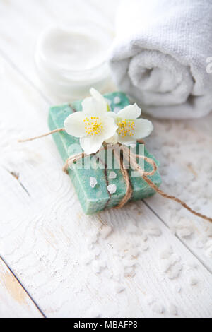 Impostazione di Spa con jasmine fiore naturale sapone artigianale e sale marino Foto Stock