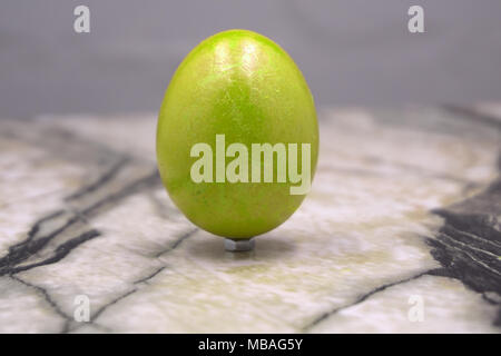 Yellow egg timer sul grigio Sfondo di legno Foto Stock