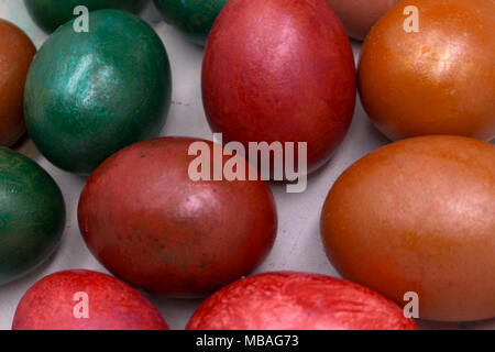Colorate le uova di Pasqua setfor vacanze di Pasqua, colorate con diversi colori e tonalità usando ingredienti naturali come il rabarbaro, curcuma, ravanello e COF Foto Stock