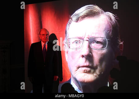 Ex noi inviato di pace in Irlanda del Nord George Mitchell visualizza una proiezione di ex Ulster leader unionista David Trimble durante una mostra dal titolo Il guardiano da Amanda Dunsmore davanti a un importante discorso sull' accordo del Venerdì Santo a Hugh Lane Gallery di Dublino. Foto Stock