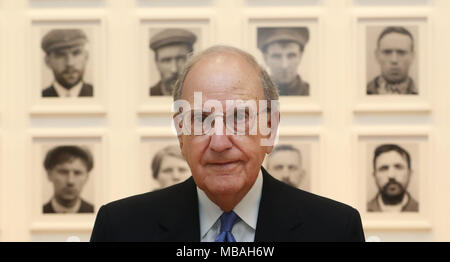 Ex noi inviato di pace in Irlanda del Nord George Mitchell parla ai media prima di un importante discorso sull' accordo del Venerdì Santo a Hugh Lane Gallery di Dublino. Foto Stock