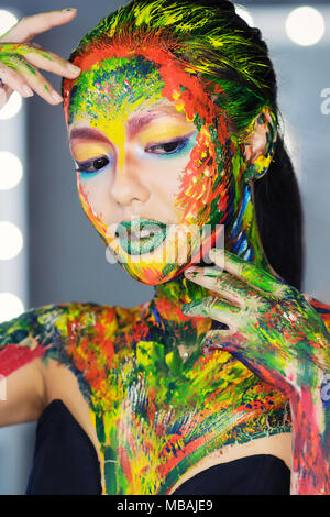 Ritratto di una donna completamente coperto con vernice spessa Foto Stock