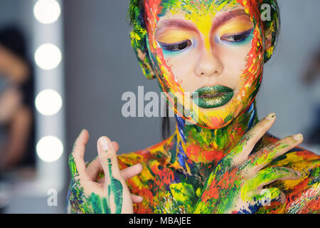 Ritratto di una donna completamente coperto con vernice spessa Foto Stock