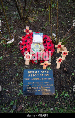 Burma Star Association Holly Sepolchre Chiesa terreni Northampton Northamptonshire targa popeys croce attraversa terreno terreno terreno rosso storia guerra Foto Stock
