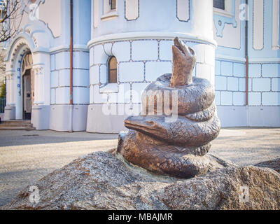 Statua di un serpente che soffoca pulcini " per i bambini non nati' vicino alla chiesa di Santa Elisabetta comunemente noto come Chiesa blu a Bratislava, Slova Foto Stock