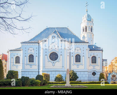 Chiesa di Santa Elisabetta comunemente noto come Chiesa blu a Bratislava, in Slovacchia Foto Stock