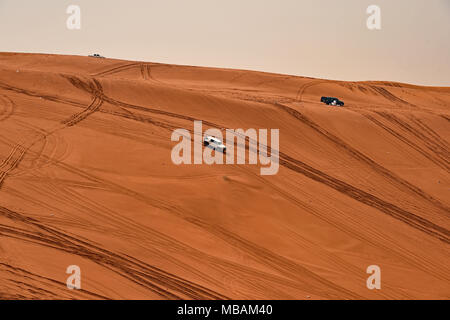 Sabbia surf dune rosse Al Parco Khararah, Al Muzahimiyah, Arabia Saudita. Un posto popolare per ATV e 4x4 SUV per fare un po' di surf di dune. Foto Stock