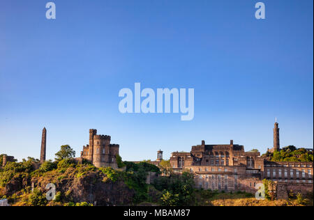 Calton Hill view con politiche dei martiri monumento, Governors House, Robert Burns monumento, St Andrews House e Monumento Nelson, Edimburgo, Scozia, Foto Stock