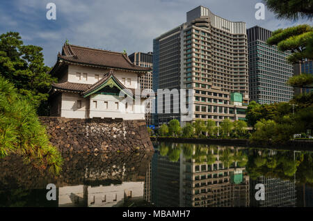 Tradizione e modernità in Giappone. Vista del Palazzo Imperiale antica torre con gli edifici moderni a fianco a fianco nel centro di Tokyo Foto Stock