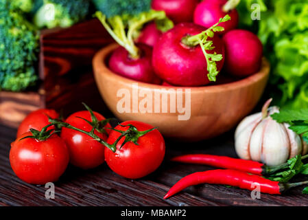 Fresche verdure di stagione su una superficie di legno Foto Stock