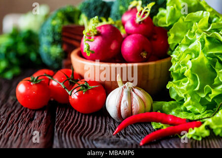 Fresche verdure di stagione su una superficie di legno Foto Stock