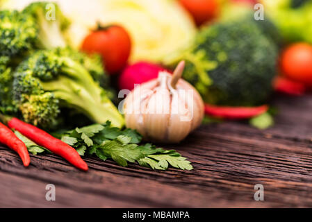 Fresche verdure di stagione su una superficie di legno Foto Stock