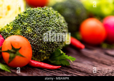 Fresche verdure di stagione su una superficie di legno Foto Stock