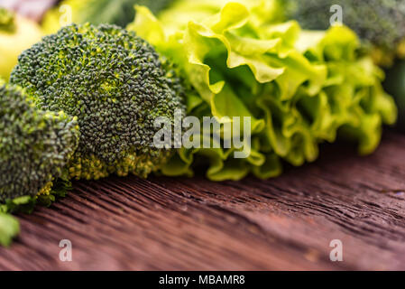 Fresco verde le verdure e le erbe su una superficie di legno Foto Stock