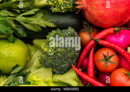 Rosso fresco e verdura verde vista superiore Foto Stock