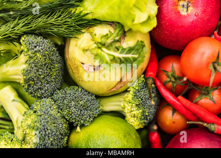 Rosso fresco e verdura verde vista superiore Foto Stock