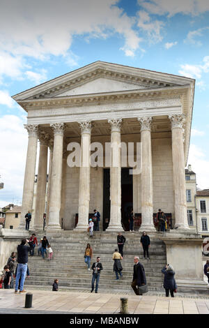 Nimes, Francia, 2018 Maison Carree antico tempio romano sulla Place de la Maison Carree, Nimes, Languedoc-Roussillon, Dipartimento di Gard, Francia Foto Stock