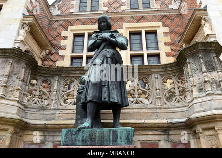 L'hotel Groslot e la statua di Giovanna d'arco in Orleans, Francia 2018. La statua di Giovanna d'arco è stato danneggiato durante la Seconda Guerra Mondiale pur essendo nascosta e Foto Stock