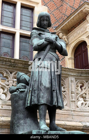 L'hotel Groslot e la statua di Giovanna d'arco in Orleans, Francia 2018. La statua di Giovanna d'arco è stato danneggiato durante la Seconda Guerra Mondiale pur essendo nascosta e Foto Stock