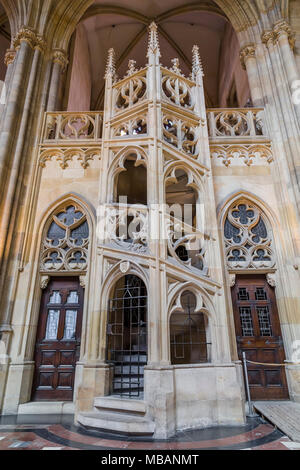 Scale di pietra nella cattedrale di San Vito. Praga. Repubblica ceca Foto Stock