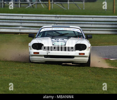 Snetterton Motor Racing, circuito di Snetterton, Norfolk, Inghilterra, sabato 7 aprile 2018. Kevin Dickins, Jaguar XJS, prende a erba a Murray, in Foto Stock