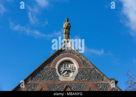 St Edmund statua e placca su Hoxne, Suffolk, village hall. Per la commemorazione del martirio del re Edmund da danesi AD 870. Foto Stock