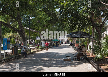 Il pulitore del pattino e inquieto walkers nel Parco Indipendenza nel centro storico di Campeche, Messico Foto Stock