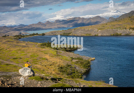 Escursionista di scattare una foto, tra Torres e rifugio Rifugio Cuernos, parco nazionale Torres del Paine, Patagonia, Cile Foto Stock