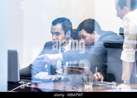 Team aziendale lavora in un ufficio moderno. Foto Stock