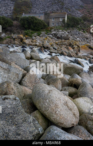 Un Cornish cottage costiere sulla costa un LAMORNA COVE vicino a Penzance in Cornovaglia occidentale. Con un flusso runnin attraverso le rocce fino al mare. Tipica. Foto Stock