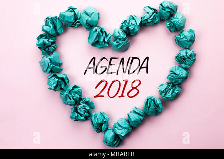 Conceptual la scrittura a mano che mostra l'Agenda 2018. Foto di business Strategia testo cose di pianificazione la pianificazione di obiettivi futuri organizzare scritto sfondo semplice con Foto Stock