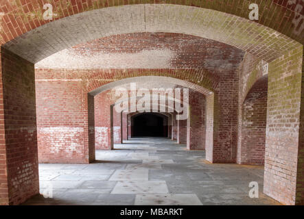 Corridoi vuoti al di sotto di Fort Point National Historic Site. Foto Stock
