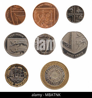 Gamma completa di monete Britanniche di denaro (GBP), valuta del Regno Unito, da 1 centesimo a 2 libbre isolate su sfondo bianco Foto Stock