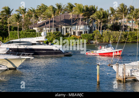 Yacht trainato lungo la via navigabile intercoastal, Lighthouse Point, Florida. Foto Stock