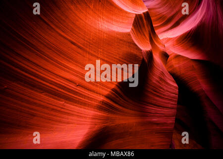 Onde artistico delle colorate Pareti di pietra arenaria della scanalatura inferiore Antelope Canyon nella pagina del limite della città Arizona infiammare l'immaginazione del po sconfinato Foto Stock