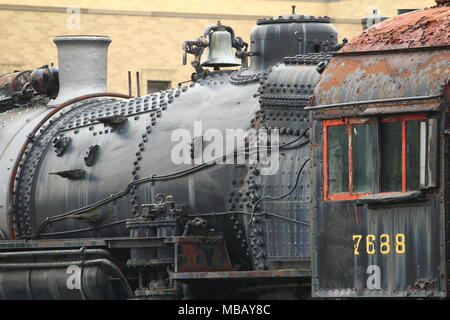 Weathered vintage locomotiva a vapore arrugginimento lontano Foto Stock