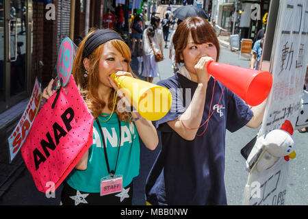 Tokyo Japan,Asia,Orient,Harajuku,Takeshita Dori,Street,shopping shopper shoppers negozio negozi mercati di mercato di acquisto di vendita, negozio di vendita al dettaglio sto Foto Stock