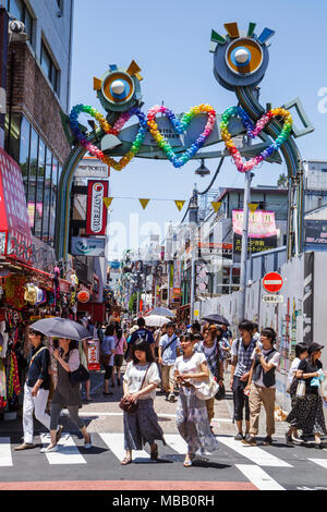 Tokyo Japan,Orient,Harajuku,Takeshita Dori,Street,shopping shopper shopper negozio negozi di vendita di mercato, negozi di negozi business business, Asian OR Foto Stock