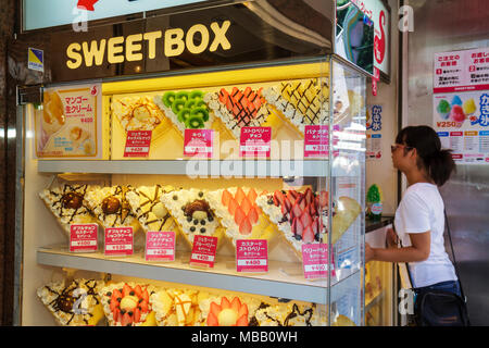 Tokyo Japan,Harajuku,Takeshita Dori,Street,shopping shopper shopping negozi di mercato mercati di mercato di acquisto di vendita, negozio al dettaglio negozi business Foto Stock