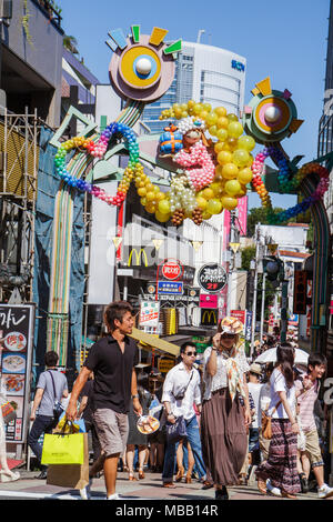 Tokyo Japan,Asia,Orient,Harajuku,Takeshita Dori,Street,shopping shopper shoppers negozio negozi mercati di mercato di acquisto di vendita, negozio di vendita al dettaglio sto Foto Stock